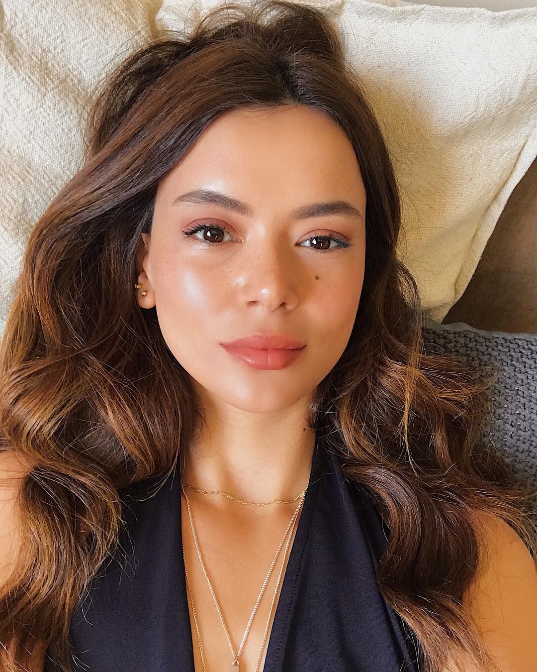 BABASININ DOĞUM GÜNÜNÜ MEZARI BAŞINDA PASTA ÜFLEYEREK KUTLADI